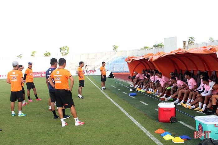 Sau chuyến di chuyển đường dài, các cầu thủ đội FC Sài Gòn chủ động tiếp cận sân Hà Tĩnh để triển khai tập luyện, duy trì thể lực với quyết tâm có điểm trong chuyến làm khách lần này. Trong ảnh: Ban huấn luyện quán triệt tinh thần cho các cầu thủ trước khi tiến hành buổi tập.
