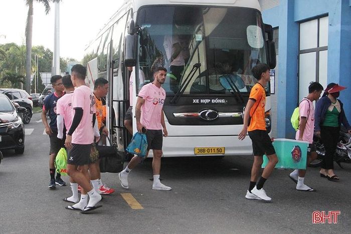 Sau 9 vòng đấu, Sài Gòn FC chỉ giành được 4 điểm và đang nằm ở cuối bảng xếp hạng. Trong chuyến làm khách lần này, đội quân của HLV Phùng Thanh Phương phần nào nhận diện được khó khăn để giành điểm trước HLHT, khi sức mạnh của đội bóng núi Hồng đang được cải thiện với sự bổ sung thêm lực lương cả ngoại binh lẫn nội binh.