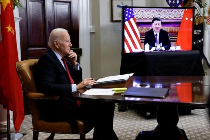 Tổng thống Mỹ Joe Biden điện đàm với Chủ tịch Trung Quốc Tập Cận Bình. Ảnh Reuters.