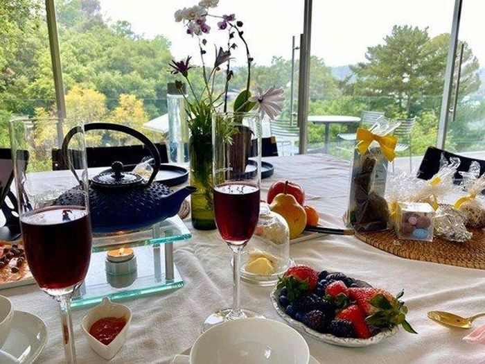 Từ căn nhà có thể nhìn ra khu đồi bên cạnh.