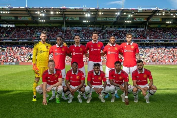 Ở trận gặp Atletico Madrid, HLV Erik ten Hag tiếp tục sử dụng sơ đồ 4-2-3-1 với cặp tiền vệ trụ Fred, Scott McTominay cùng bộ tứ hàng công gồm Bruno Fernandes, Anthony Elanga, Marcus Rashford và Anthony Martial.