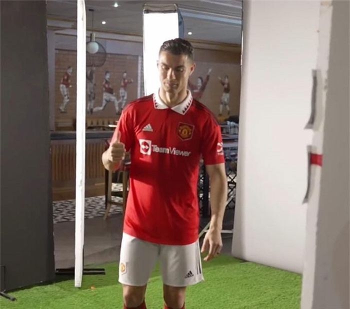 Người hâm mộ có thể không nghĩ ngợi khi nhìn vào biểu cảm này của Ronaldo sao?