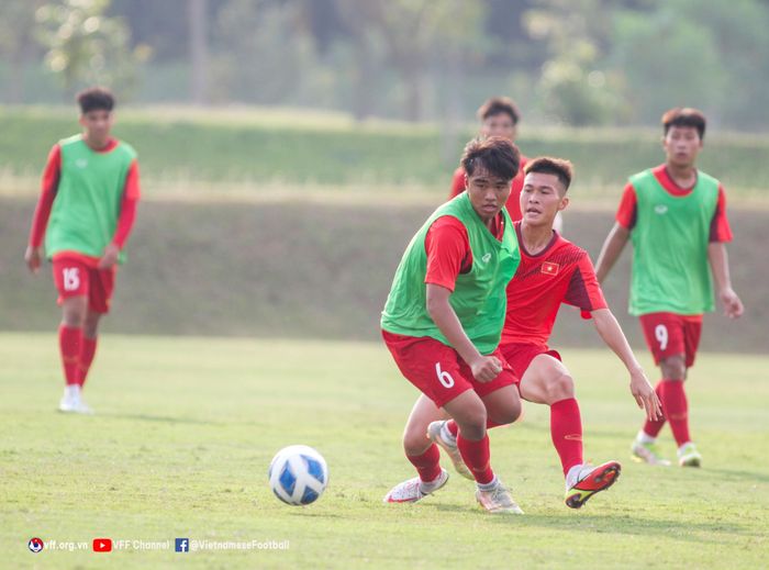 Các cầu thủ U16 Việt Nam tập buổi đầu trên sân tập với chất lượng mặt cỏ tốt. Ảnh: VFF