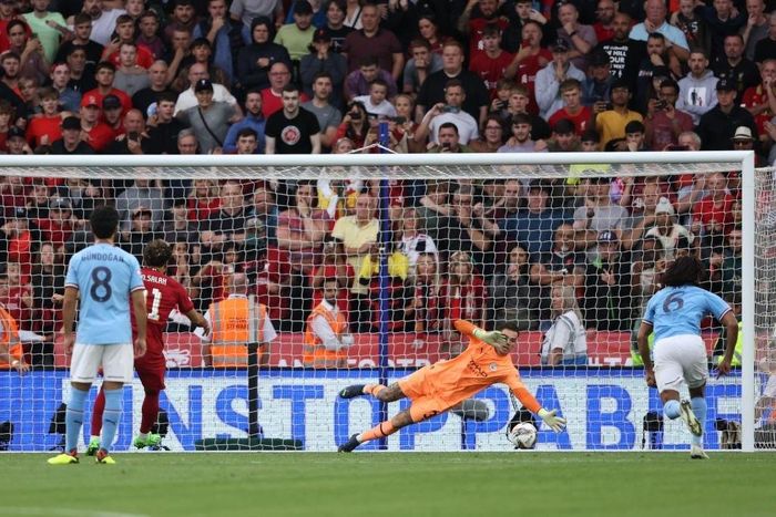 Nunez không phải chờ quá lâu để đóng góp cho Liverpool. Anh có cú đánh đầu, đưa bóng chạm tay Ruben Dias trong vùng cấm. Ban đầu, trọng tài không quan sát được tình huống nhưng ông cho Liverpool hưởng quả 11 m sau khi tham khảo VAR. Mohamed Salah tận dụng tốt cơ hội để nâng tỷ số lên 2-1 cho Liverpool. 