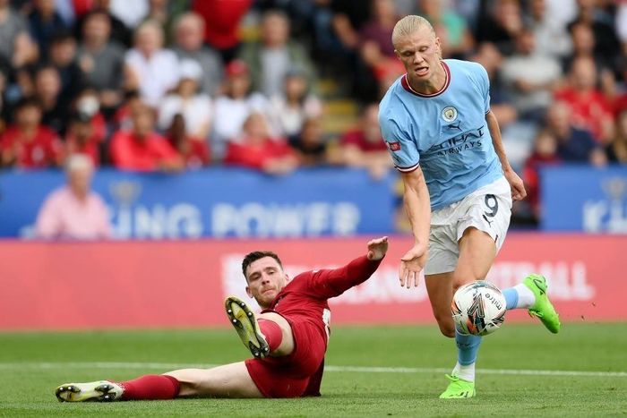  Haaland vẫn chứng tỏ được sức mạnh thể chất ấn tượng. Anh khiến Andy Robertson phải vất vả trong những pha tranh chấp tay đôi. Tuy nhiên, anh không làm tốt trong khâu dứt điểm. Anh có 3 cú sút, đưa bóng đi trúng đích một lần nhưng lại bị Adrian dễ dàng cản phá. Ở một số tình huống đỡ bước một, Haaland cũng để bóng văng ra xa. 