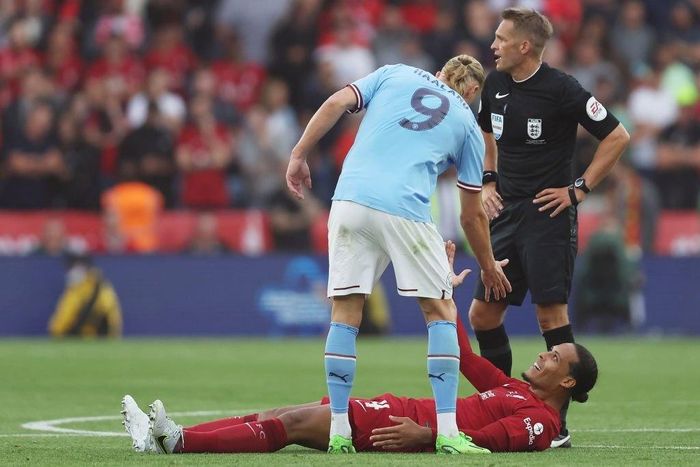  Sức trẻ của Haaland cũng không thắng nổi kinh nghiệm của Virgil van Dijk. Trong một số pha tranh chấp, anh buộc phải phạm lỗi với trung vệ Liverpool. 
