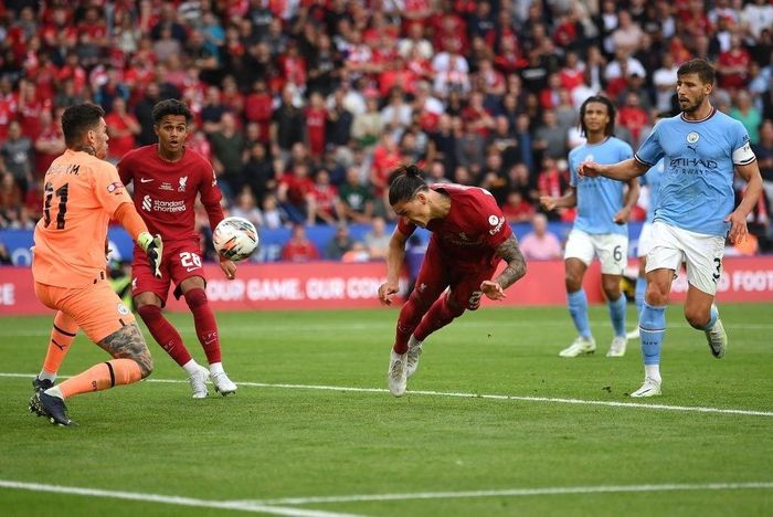  Đến phút 90+3, Nunez đặt dấu chấm hết cho Man City với cú đánh đầu nối cận thành, hạ gục Ederson. Đây là pha phối hợp ấn tượng của Liverpool khi Salah treo bóng về phía góc xa để Robertson băng vào đánh đầu, chuyền cho Nunez lập công. Trong 30 phút có mặt trên sân, số 27 của Liverpool thực hiện 4 cú dứt điểm (chính xác 50%) và có tỷ lệ chuyền chính xác là 100%. 