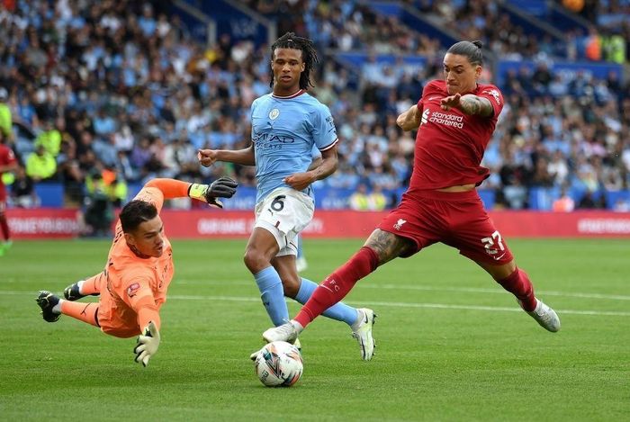  Nunez suýt mang về quả phạt đền cho Liverpool khi khiến thủ môn Ederson phạm lỗi trong vùng cấm. Tuy nhiên trước đó, anh bị bắt lỗi việt vị. 