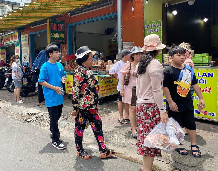  Các hàng bánh bông lan trứng muối, khô hải sản tấp nập khách ra vào. 