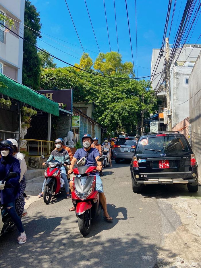  Đoạn đường lên ngọn Hải Đăng thường xuyên xảy ra tình trạng kẹt xe. Ảnh: Huyền Ngọc Đỗ. 