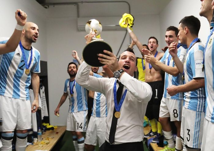Tân HLV tuyển futsal Việt Nam là nhà vô địch thế giới 2016. Ảnh: FIFA.