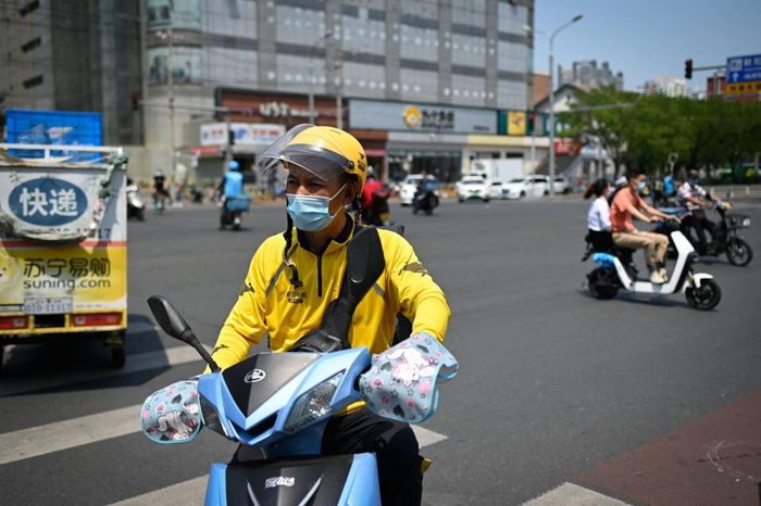 Tại Trung Quốc, nhiều shipper rơi vào tình huống bị xúc phạm, thậm chí lạm dụng. Ảnh: AFP. 