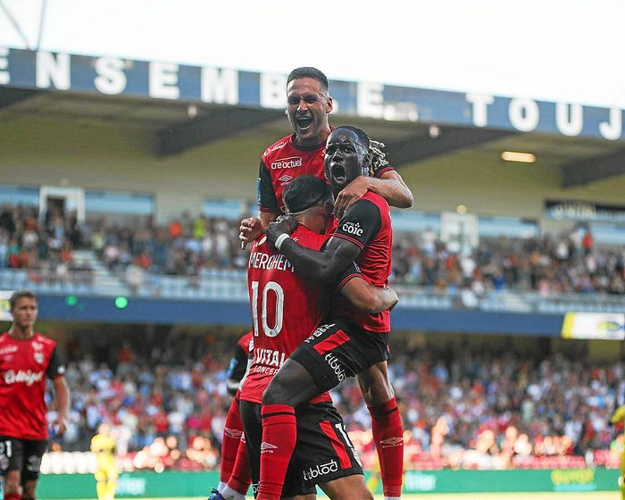 Guingamp đã nhấn chìm Pau ngay tại sân nhà