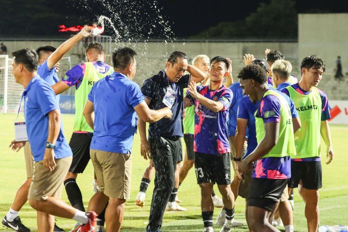 Thầy trò HLV Phùng Thanh Phương ăn mừng sau lần đầu giành trọn 3 điểm ở V-League 2022. Ảnh: SGFC