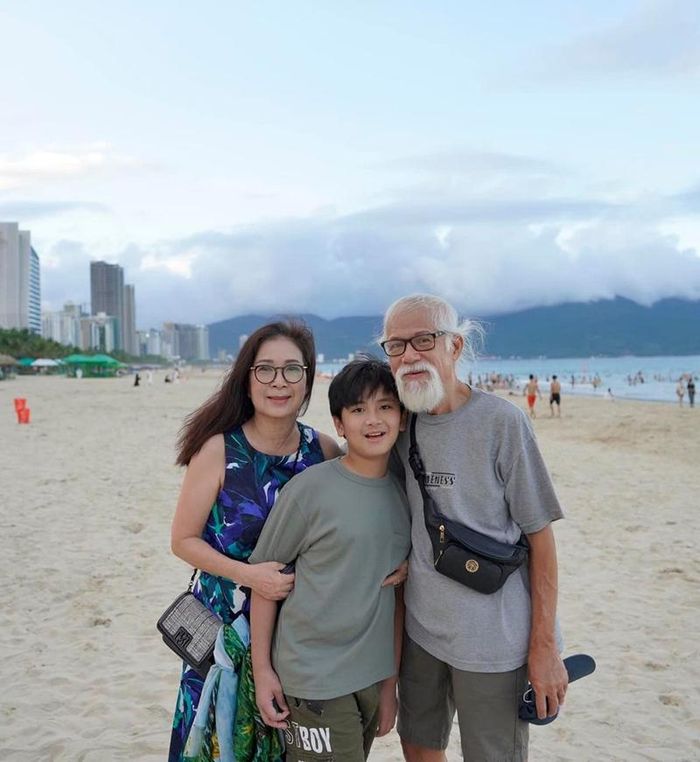 NSND Kim Xuân du lịch cùng ông xã và cháu nội. Ảnh: FB Kim Xuan Chau