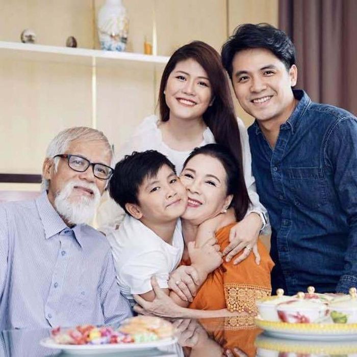 Đến khi lớn, con trai bà mới thấu hiểu hơn cho mẹ. Ảnh: FB Kim Xuan Chau