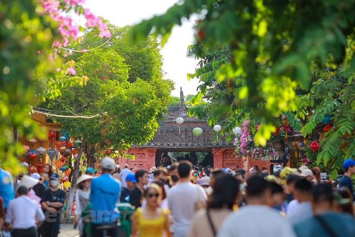  Vẻ hiu quạnh, vắng lặng do ảnh hưởng bởi dịch bệnh như chưa từng hiện diện ở nơi đây, thay vào đó là cảnh phố xá đông vui, nhộn nhịp. (Ảnh: Minh Sơn/Vietnam+) 