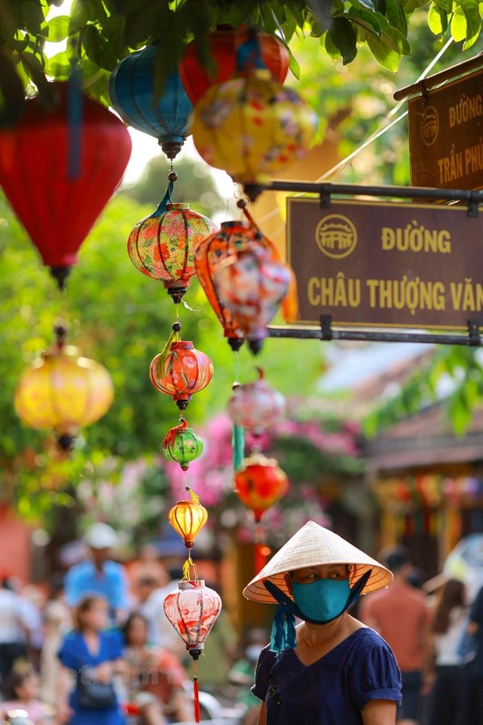  Những con phố đầy sắc màu cùng cảnh tượng nhộn nhịp đã trở lại. (Ảnh: Minh Sơn/Vietnam+) 