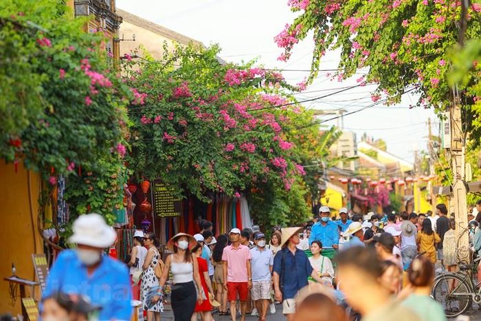  Người buôn bán ở Hội An vui mừng vì du khách đã dần quay trở lại. (Ảnh: Minh Sơn/Vietnam+) 