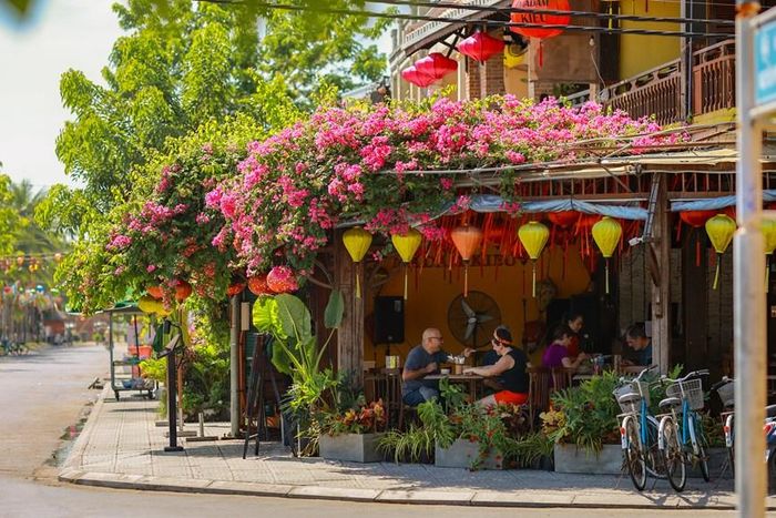  Ít ai có thể tưởng tượng rằng gần 2 năm trước, cả thành phố chìm trong sự yên lặng vì ảnh hưởng bởi dịch bệnh. (Ảnh: Minh Sơn/Vietnam+) 