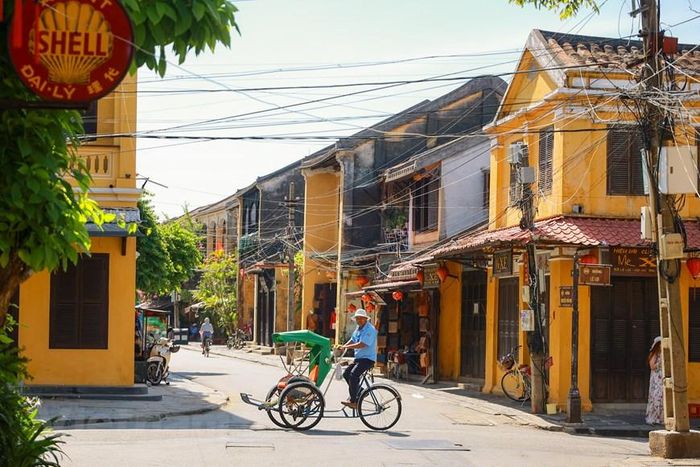  Bởi thế, sự có mặt của nhiều du khách, đặc biệt khi phố cổ về đêm, đã mang lại hy vọng về sự hồi sinh của một trong những vùng đất du lịch hàng đầu miền Trung. (Ảnh: Minh Sơn/Vietnam+) 