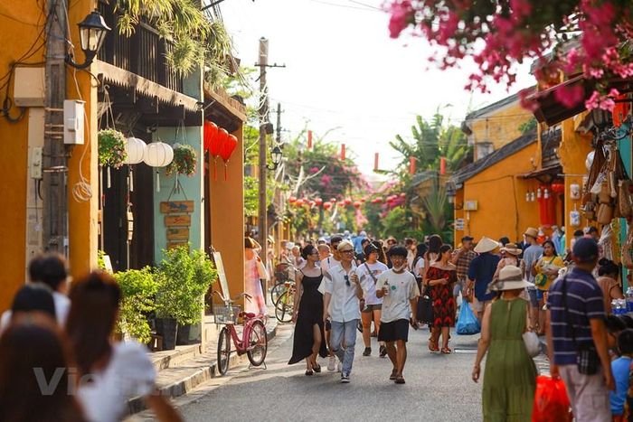  Đến đây, du khách dễ thả hồn về quá khứ khi chứng kiến nhiều dấu tích của một thương cảng sầm uất thế kỷ 17. (Ảnh: Minh Sơn/Vietnam+) 