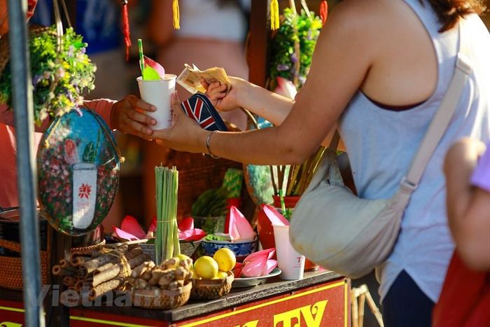  Nét độc đáo của các sản phẩm du lịch ở Hội An là giá trị văn hóa kết hợp hài hòa giữa vật thể và phi vật thể. (Ảnh: Minh Sơn/Vietnam+) 