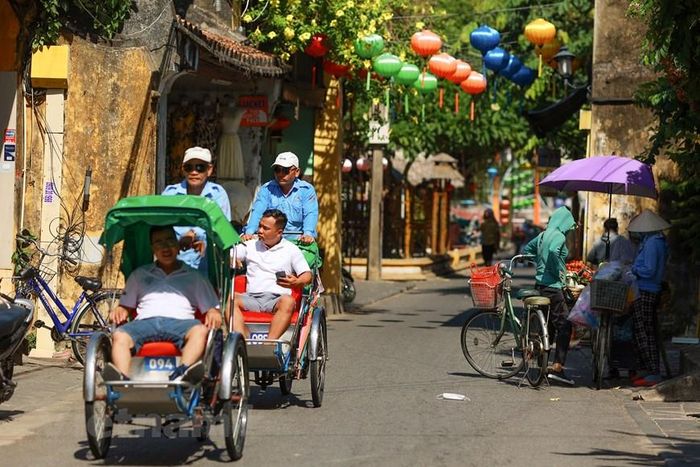  Dạo quanh giữa lòng phố Hội, hình ảnh những chiếc xích lô chở du khách đi ngắm cảnh trong tiếng chuông leng keng thật vui tai. (Ảnh: Minh Sơn/Vietnam+) 