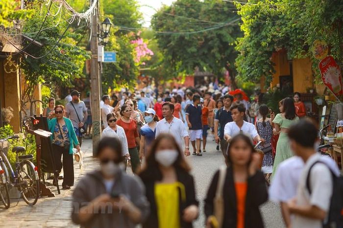  Khác với một số điểm du lịch trong nước, ở phố cổ Hội An không có cảnh ăn xin hay những người bán rong chèo kéo du khách. (Ảnh: Minh Sơn/Vietnam+) 