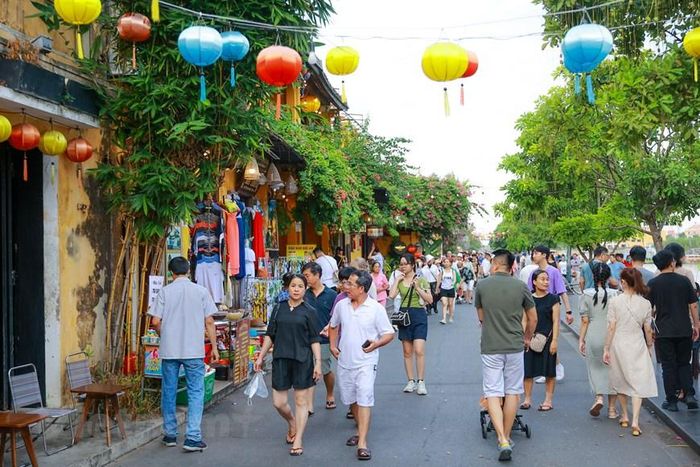  Cảnh đông đúc nhộn nhịp diễn ra từ sáng sớm tới đêm khuya. (Ảnh: Minh Sơn/Vietnam+) 