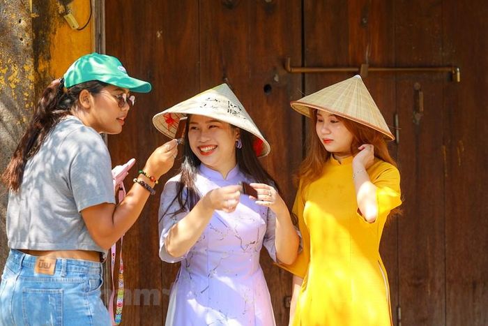  Những đoàn khách trở lại Hội An gần đây sẽ tạo cú hích lớn để ngành du lịch tiếp tục phát triển. (Ảnh: Minh Sơn/Vietnam+) 