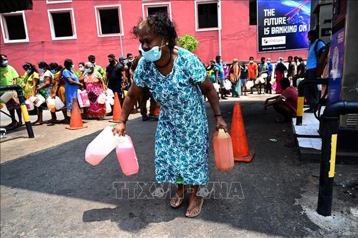 Người dân xếp hàng mua xăng dầu tại một trạm xăng ở Colombo, Sri Lanka. Ảnh: AFP/TTXVN