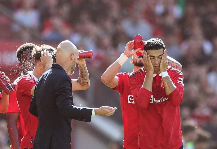  HLV Ten Hag trao đổi chiến thuật với Ronaldo trong trận gặp Vallecano. Ảnh: Reuters. 