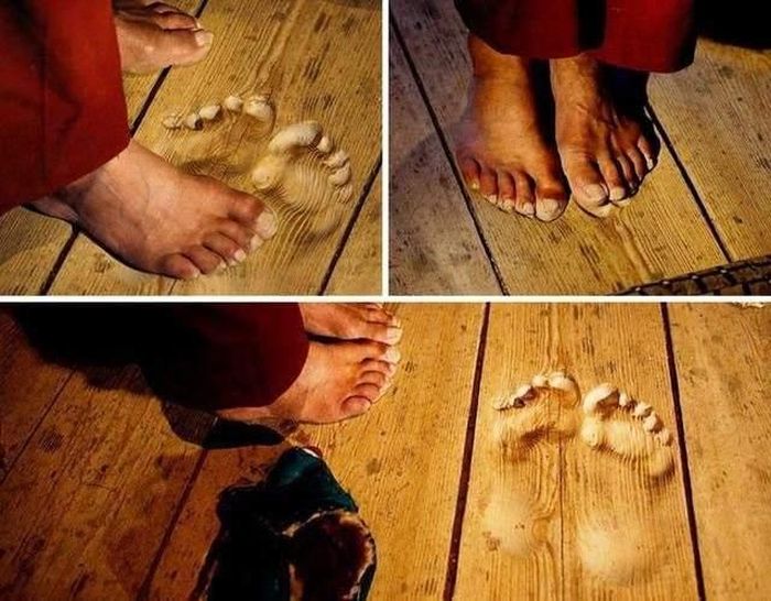 Nhà sư cầu nguyện ở cùng một nơi mỗi ngày, và sau rất nhiều thời gian, dấu chân của ông đã để lại trên sàn gỗ.