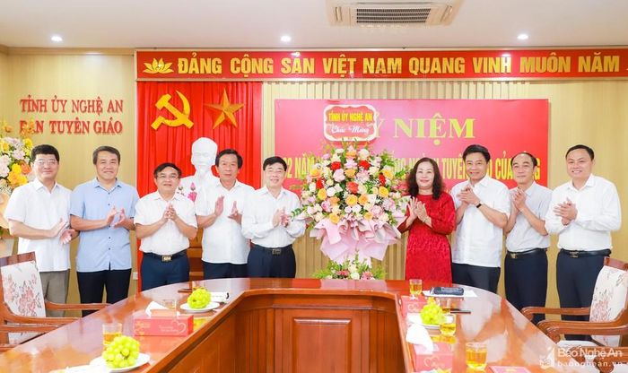 Thường trực và lãnh đạo các Ban, Văn phòng Tỉnh ủy tặng hoa chúc mừng Ban Tuyên giáo Tỉnh ủy nhân kỷ niệm 92 năm Ngày truyền thống ngành Tuyên giáo của Đảng. Ảnh: Thành Duy