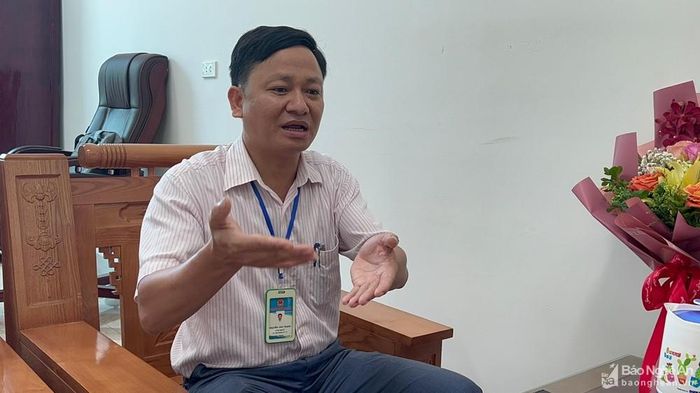 Ông Trung kể lại quá trình cứu các cháu nhỏ đuối nước. Ảnh: T.H