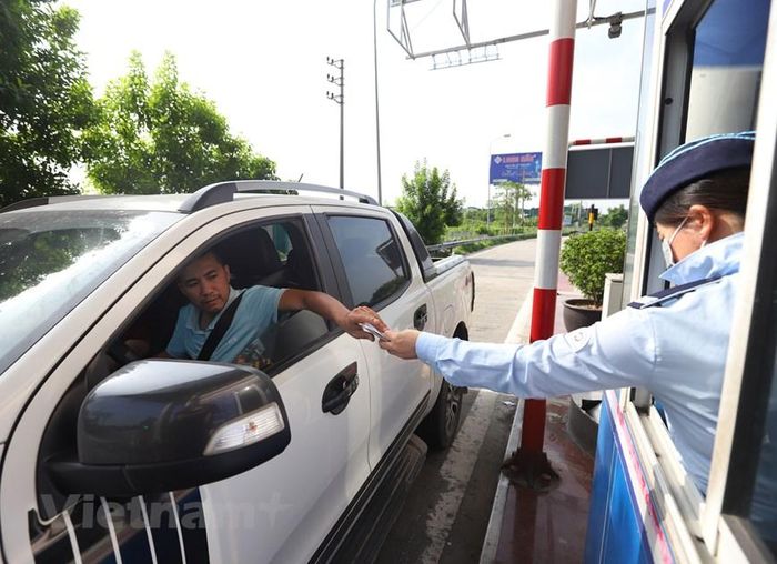 Tuy nhiên, tại trạm vẫn bố trí 1 làn thu phí thủ công hỗ trợ các phương tiện chưa đăng ký thẻ thu phí tự động ETC. (Ảnh: Hoài Nam/Vietnam+)