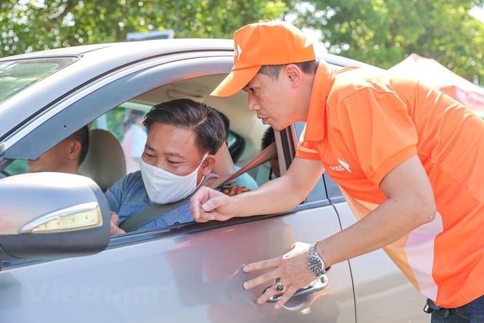 Một nhân viên tại trạm thu phí chia sẻ nguyên nhân là do xe đã dán thẻ thu phí tự động nhưng tài khoản không có đủ tiền, hoặc đã dán thẻ ePass nhưng không đúng chuẩn (không đúng vị trí) nên khi qua trạm không quét được. (Ảnh: Minh Sơn/Vietnam+)