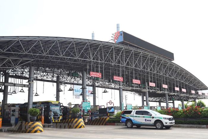 Sau 9 giờ ngày 1/8, các phương tiện chưa dán thẻ nếu cố tình di chuyển vào làn thu phí tự động sẽ bị xử phạt. (Ảnh: Hoài Nam/Vietnam+)