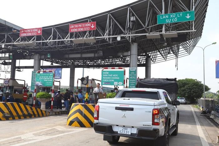 Các trường hợp chưa dán thẻ hoặc thẻ lỗi sẽ được hướng dẫn đi vào làn khẩn cấp và dán thẻ ngay sau đó. (Ảnh: Hoài Nam/Vietnam+)