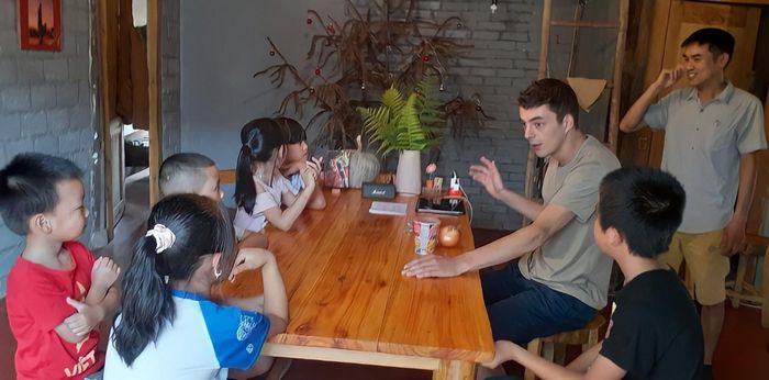 Lớp học tiếng Anh miễn phí cho trẻ em tại Tả Van.