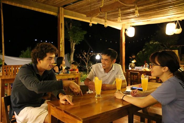 James và thầy giáo Phòng chia sẻ phương pháp dạy và học tiếng Anh.