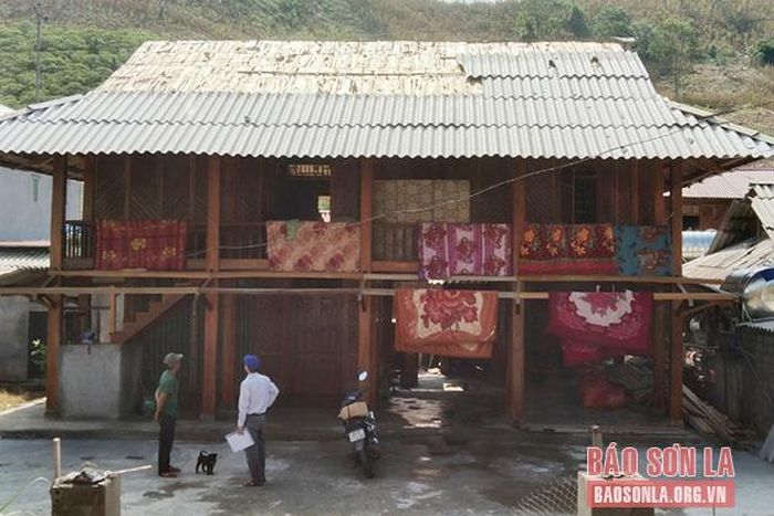 Mưa kèm gió lốc gây tốc mái một số nhà dân ở Mường Thải, huyện Phù Yên.