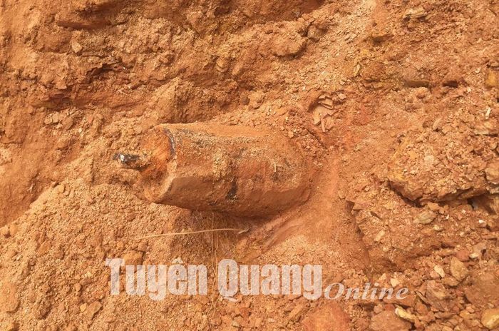 Quả bom MK-81 được phát hiện tại gia đình bà Nguyễn Thị Lý, xóm 8, xã Tràng Đà.