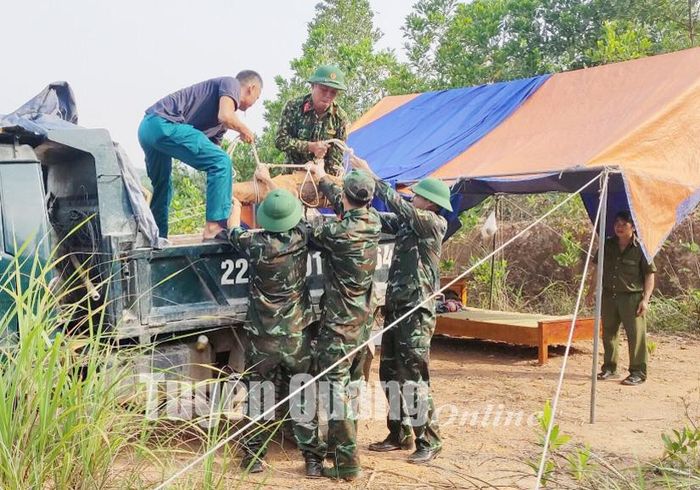 Quả bom được vận chuyển đi tiêu hủy.