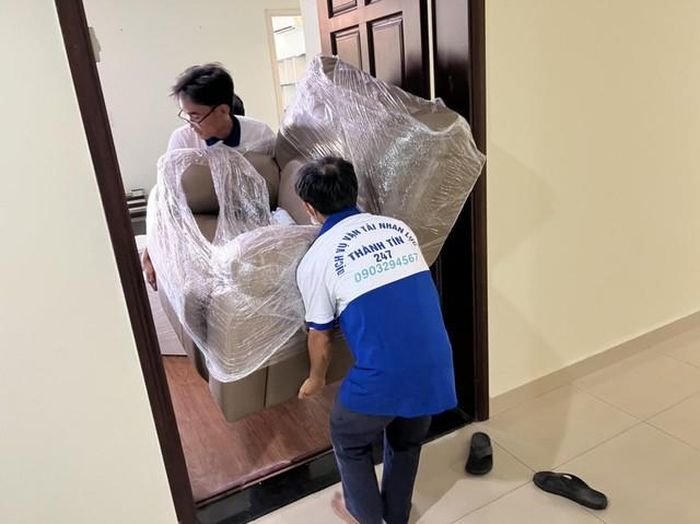 Nhân viên khiêng vác đồ đạc chuyển nhà