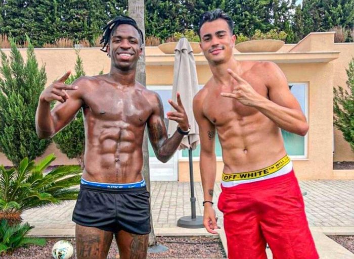 Trên mạng xã hội, Vinicius thường xuyên khoe cơ bắp săn chắc. Chân sút 22 tuổi người Brazil thích tập gym mỗi khi có thời gian rảnh.