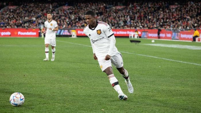  Tyrell Malacia có thể đe dọa vị trí của Luke Shaw. Tân binh trị giá 13 triệu bảng này thể hiện khá tốt trong giai đoạn tiền mùa giải. Cựu cầu thủ Feyenoord có khả năng tạt bóng khá chính xác, đồng thời lối đá thiên về tấn công là một điểm cộng. Malacia chơi năng nổ, phù hợp với triết lý của Ten Hag. 