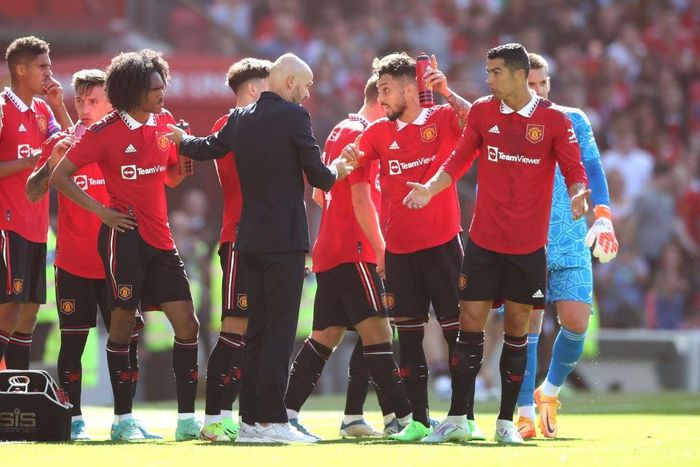  Ten Hag dần thay đổi bộ mặt Man Utd. Lối đá trở nên chủ động và tích cực hơn. Cần thêm thời gian để "Quỷ đỏ" hoàn thiện lối chơi, nhưng những gì họ thể hiện dưới thời Ten Hag rõ ràng có sự khác biệt lớn. Mùa trước, tinh thần của Man Utd xuống rất thấp. 