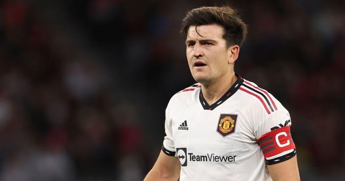  Harry Maguire đang dần lấy lại niềm tin. HLV Ten Hag có lý khi tin tưởng trung vệ người Anh. Sự xuất hiện của Lisandro Martinez khiến Maguire ý thức bản thân cần có màn trình diễn ổn định hơn. HLV Ten Hag thường xuyên kéo Maguire sang đá ở vị trí trung vệ lệch phải thời gian qua. Dấu hiệu này chứng tỏ Maguire có thể là đối tác của Martinez ở hàng thủ. 
